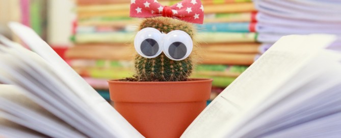 Kaktus liest ein Buch